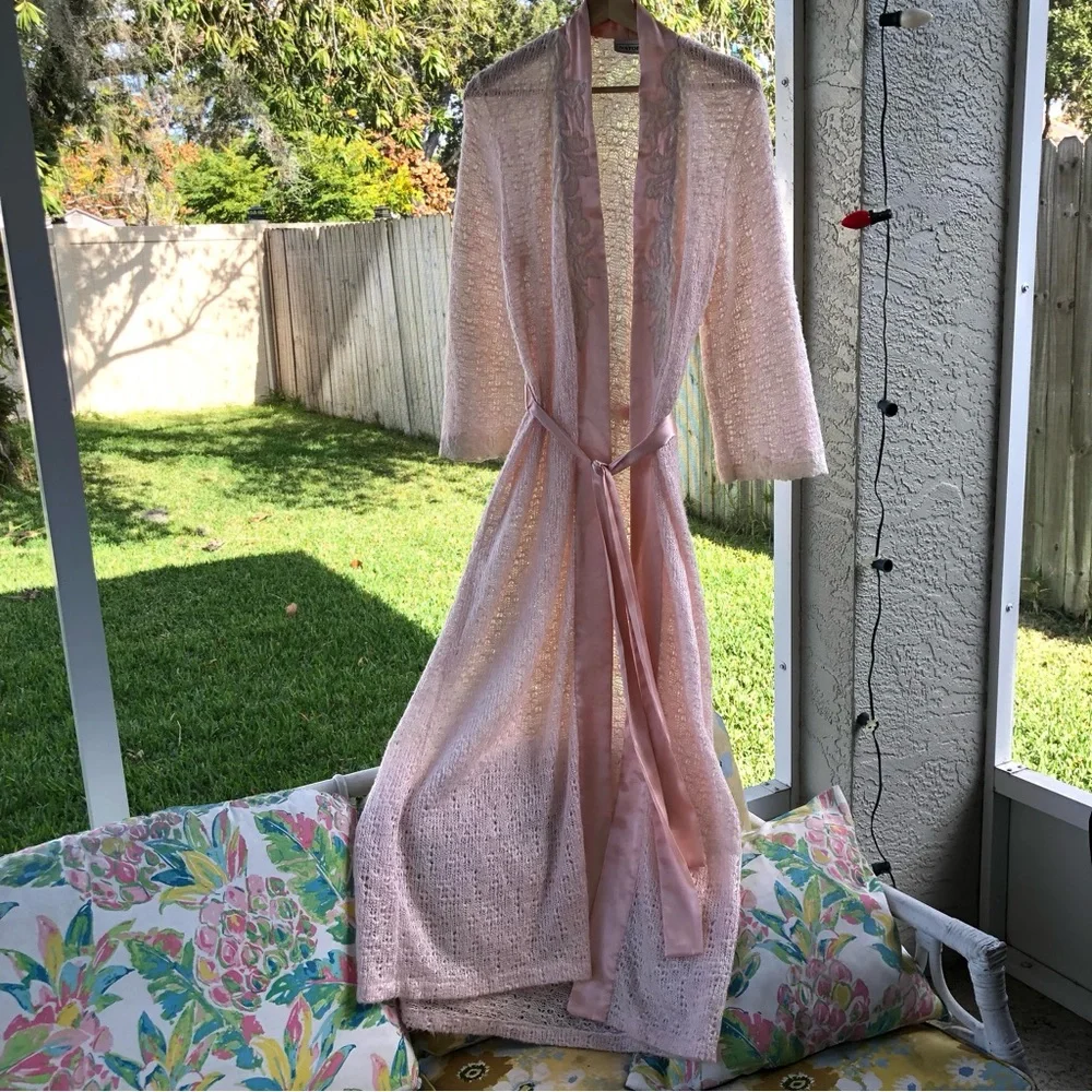 Natori Blush Pink Crochet Knit Long Robe with Lace Details Women’s M, Vintage
